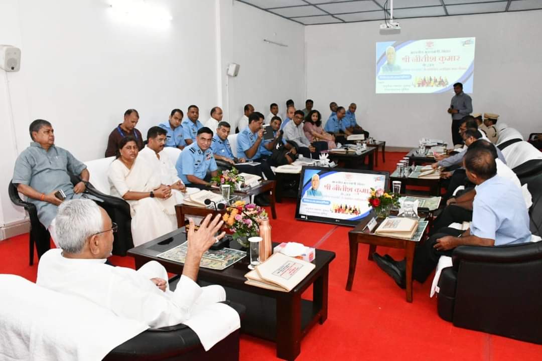 चूनापुर एयरपोर्ट पर मीटिंग के दौरान की तस्वीर चूनापुर एयरपोर्ट पर मीटिंग के दौरान की तस्वीर