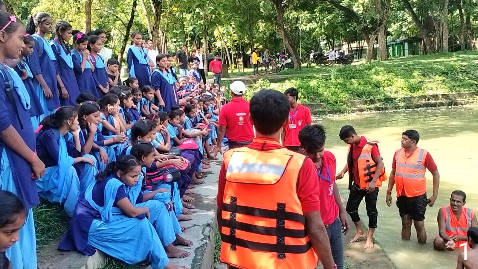 बच्चों को प्रशिक्षण देते आपदा मित्र बच्चों को प्रशिक्षण देते आपदा मित्र
