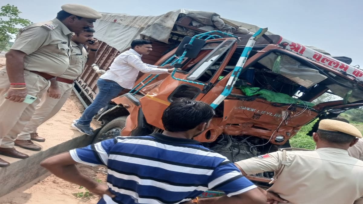 चूरू हादसे में ट्रक की तलाशी लेती पुलिस। चूरू हादसे में ट्रक की तलाशी लेती पुलिस।