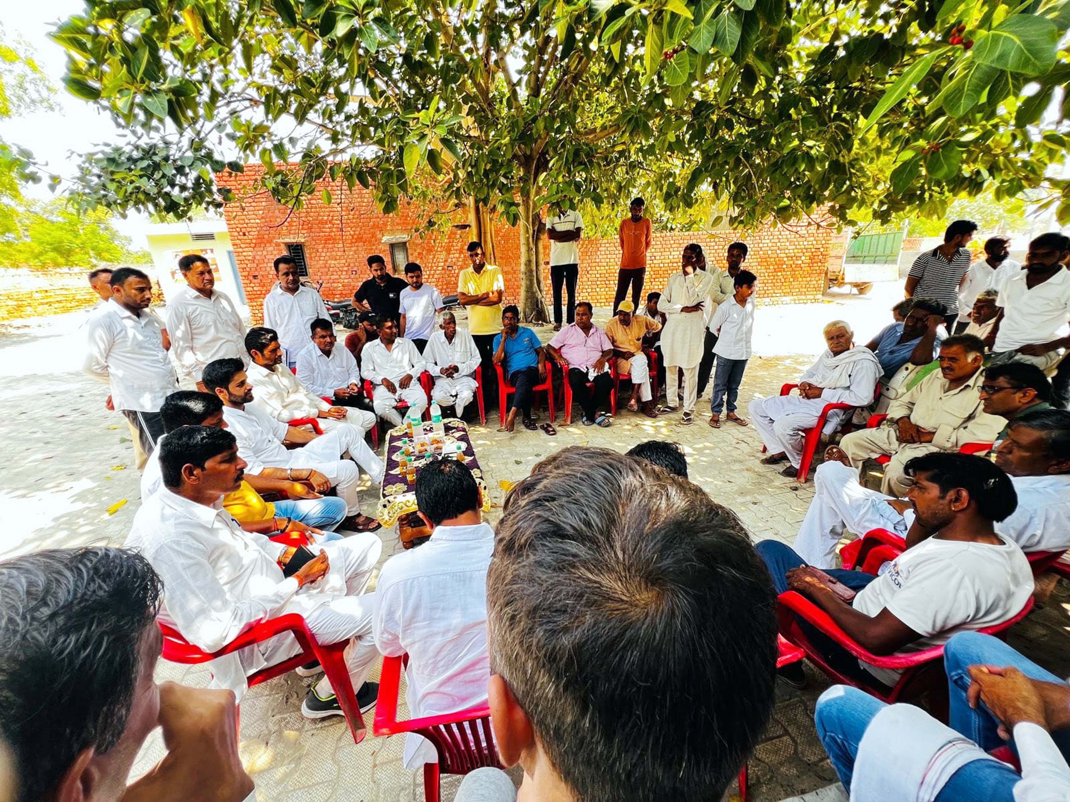 भव्य बिश्नोई लोगों से बातचीत करते हुए।