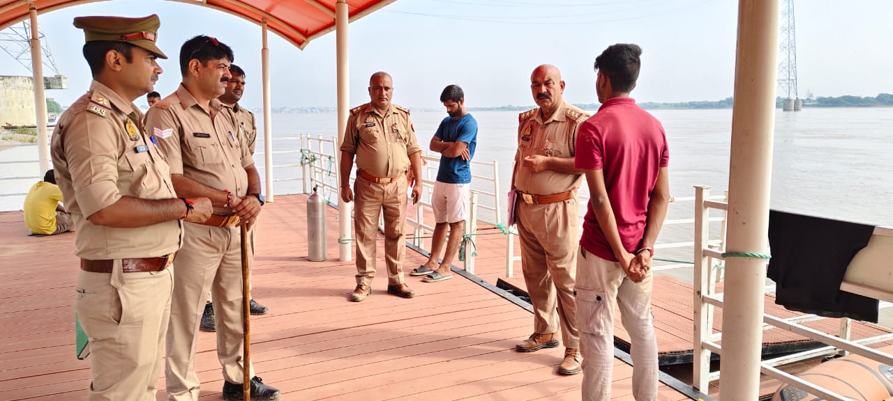 मृत छात्र वैभव की फाइल फोटो,मौके पर पुलिस : फोटो बच्चा गुप्ता मृत छात्र वैभव की फाइल फोटो,मौके पर पुलिस : फोटो बच्चा गुप्ता