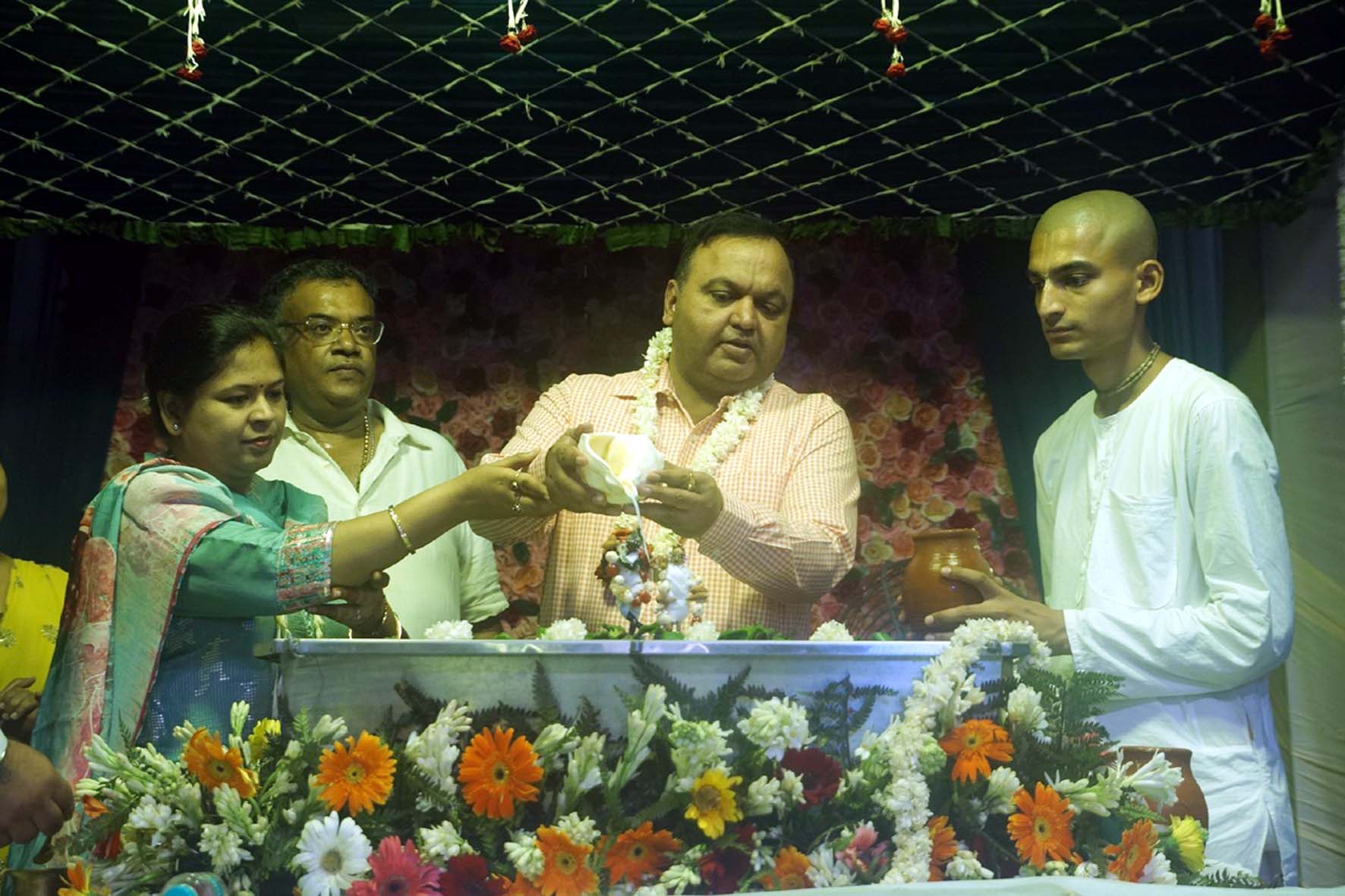अग्रसेन भवन में आयोजित कृष्ण जन्माष्टमी महा महोत्सव में अभिषेक करते श्रद्धालु। अग्रसेन भवन में आयोजित कृष्ण जन्माष्टमी महा महोत्सव में अभिषेक करते श्रद्धालु।