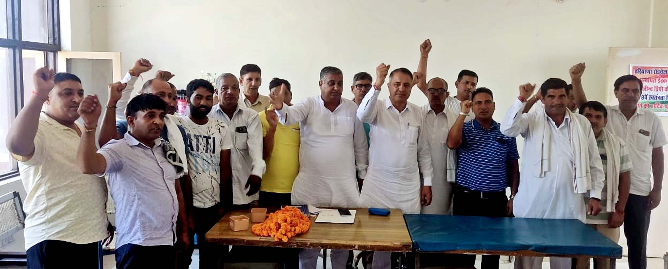 बैठक में मौजूद कर्मचारी नेता। बैठक में मौजूद कर्मचारी नेता।