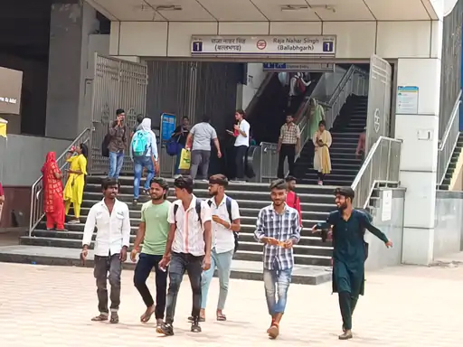 बल्लभगढ़ मेट्रो स्टेशन से बाहर निकलते हुए यात्री। बल्लभगढ़ मेट्रो स्टेशन से बाहर निकलते हुए यात्री।