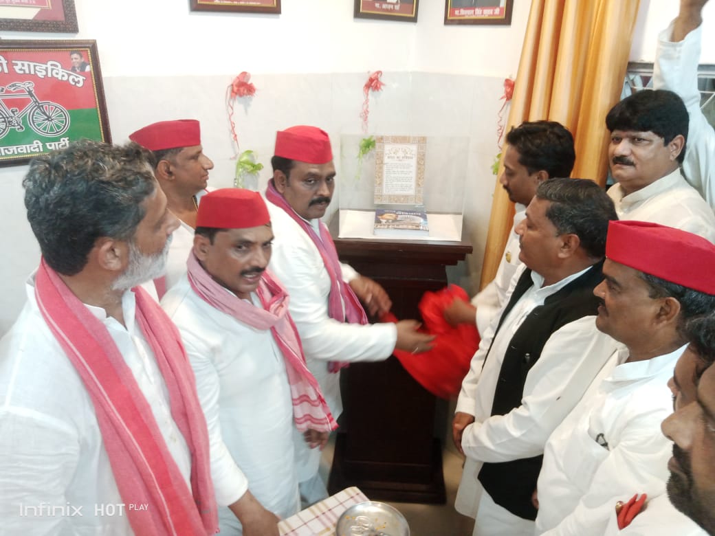 सपा ने मनाया संविधान मान स्तम्भ स्थापना कार्यक्रम,बीपी मण्डल की जयंती* सपा ने मनाया संविधान मान स्तम्भ स्थापना कार्यक्रम,बीपी मण्डल की जयंती*