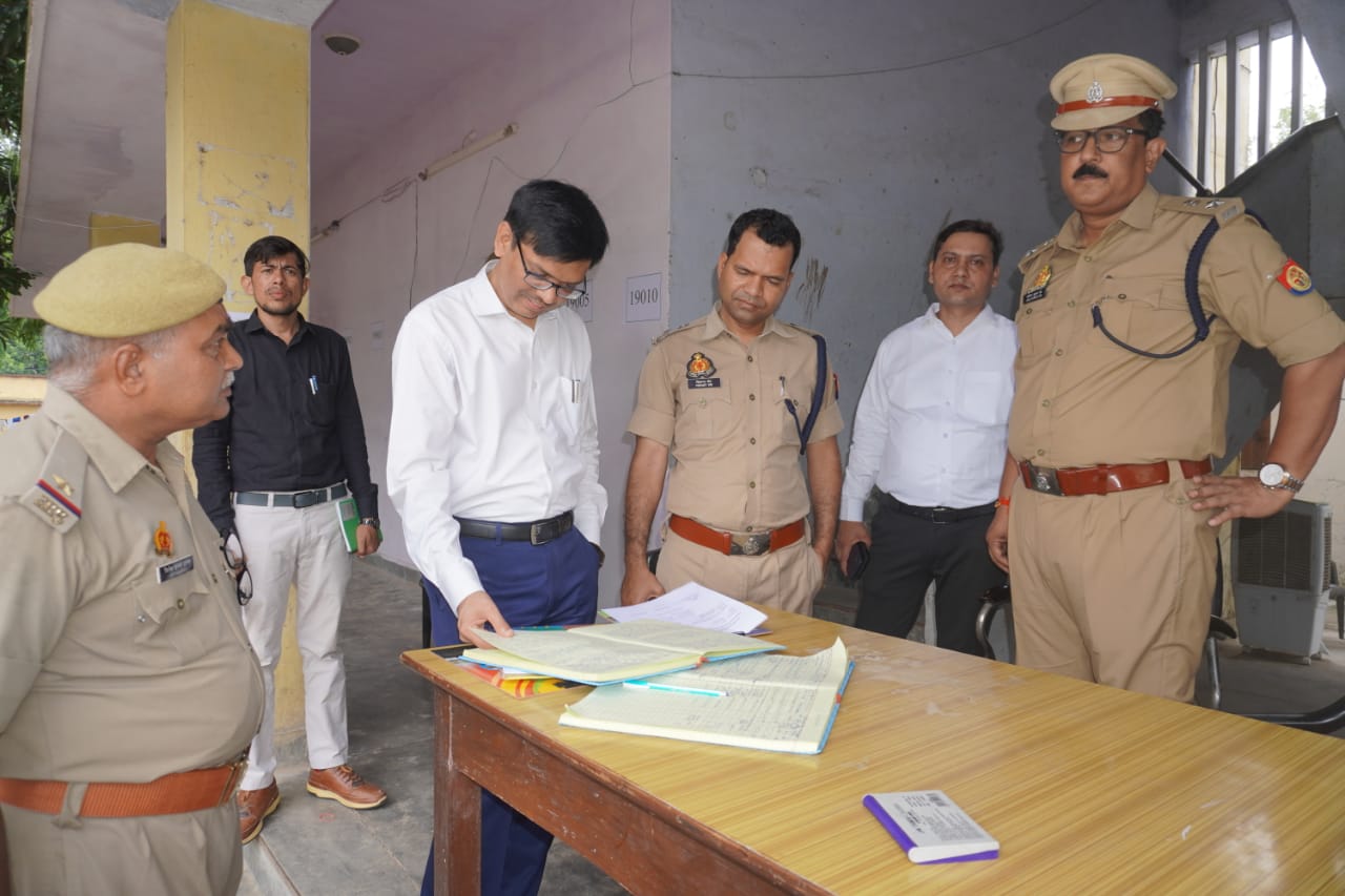 पुलिस भर्ती परीक्षा का जायजा लेते डीएम-एसपी पुलिस भर्ती परीक्षा का जायजा लेते डीएम-एसपी