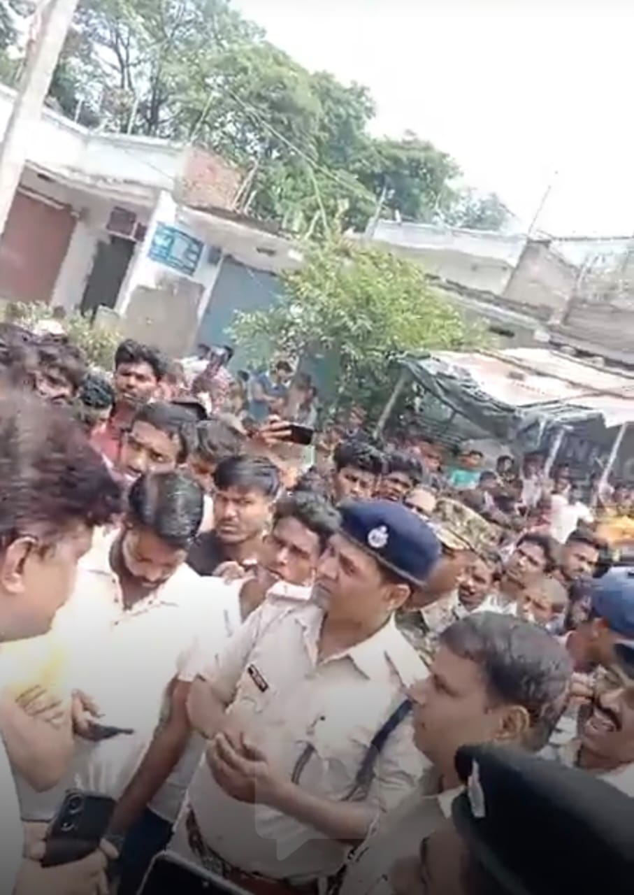 घटना की जायजा लेती पुलिस घटना की जायजा लेती पुलिस
