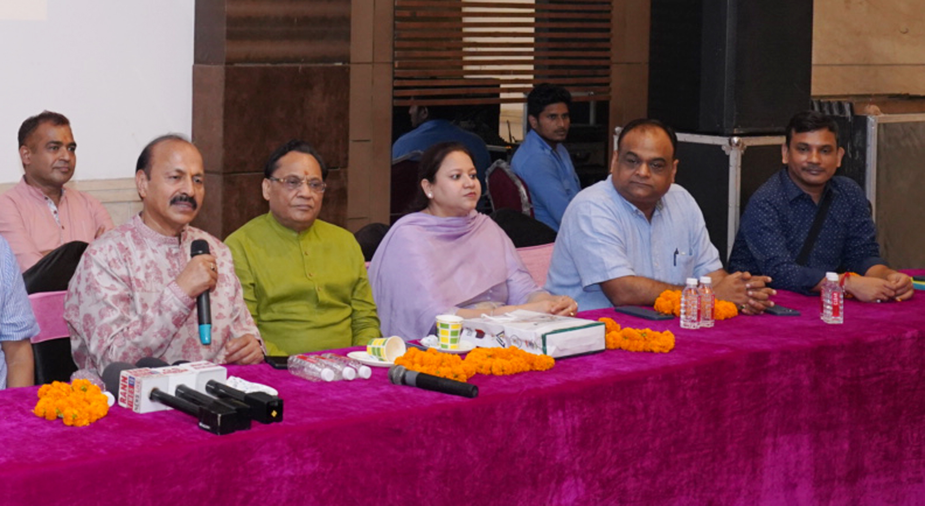 फोटो नंबर-02: गुरुग्राम में पत्रकारों से बात करते सनातन संस्कृति सहयोग फाउंडेशन के मुख्य संरक्षक मदन गोपाल अग्रवाल व अन्य सदस्य। फोटो नंबर-02: गुरुग्राम में पत्रकारों से बात करते सनातन संस्कृति सहयोग फाउंडेशन के मुख्य संरक्षक मदन गोपाल अग्रवाल व अन्य सदस्य।