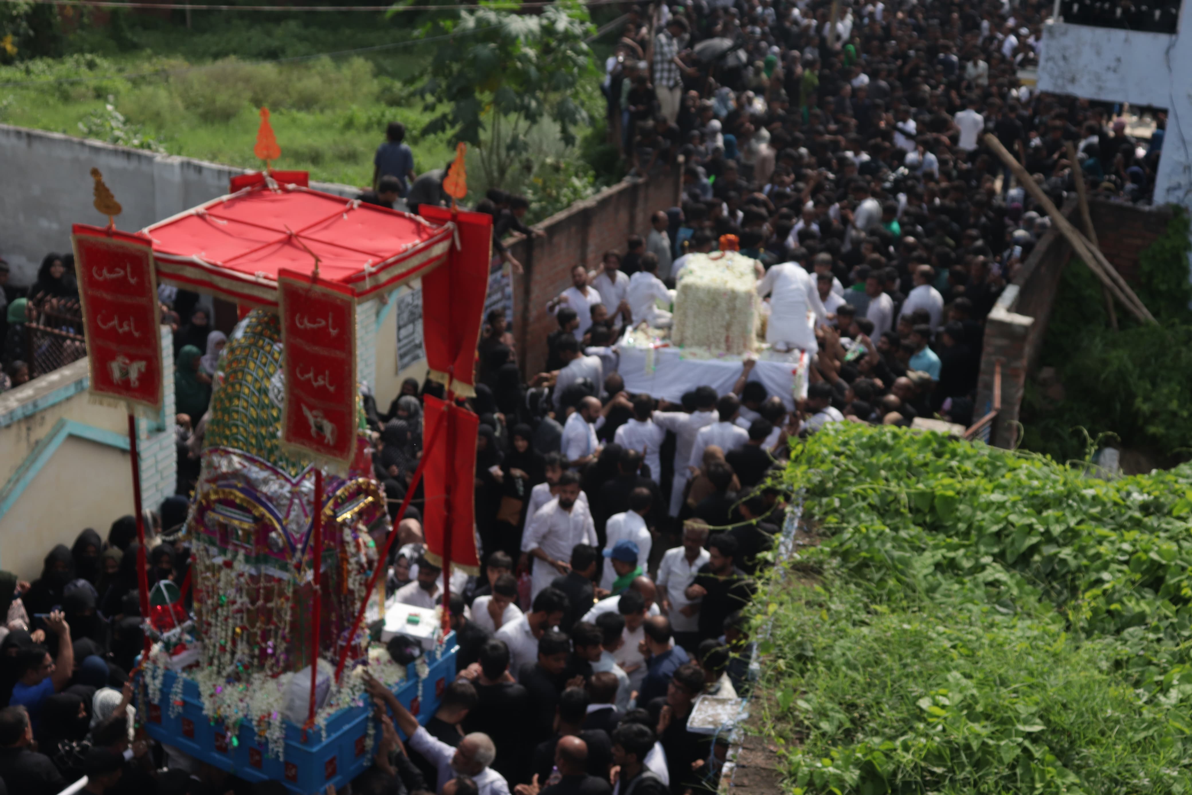 कर्बला के प्यासे शहीदों के चेहलुम में उमड़ा जनसैलाब जौनपुर,25 अगस्त (Udaipur Kiran) । शीराजे हिंद जौनपुर का चेहल्लुम रविवार को गमगीन माहौल में मनाया गया। इमाम बारगाह शेख मुहम्मद इस्लाम से उठा जुलूस देर रात सदर इमाम बारगाह पहुंचा। नम आंखों से सभी ताजिए एवं तुरबत सुपुर्दे खाक किए गए। शनिवार को आठ बजे रात में इमाम चौक इस्लाम मरहूम पर ताजिया रखा गया , उसके बाद शब्बेदारी व मजलिस हुई । जिसमे नगर एवं बाहर से आई अंजुमनों ने सारी रात नौहा व मातम किया कर कर्बला के प्यासे शहीदों को पुरसा दिया । सुबह 5 बजे मजलिस हुई, उसके बाद आग में जंजीरों का मातम अंजुमन गुलशने इस्लाम रजिस्टर्ड ने किया। संचालन सैय्यद अकबर हुसैन जैदी एडवोकेट ने किया। रविवार को दिन में एक बजे मजलिस शुरू हुई जिसे मौलाना सैय्यद नदीम जैदी फैजाबादी ने खिताब किया । मजलिस की समाप्ति पर इमामबाड़े से चमत्कारी तुरबत निकाली गई , साथ में ताजिये भी निकले । पानदरीबा रोड, हमाम दरवाजा, काजी की गली, पुरानीबाजार होता हुए सदर इमामबाडा पर जुलूस समाप्त हुआ , जुलूस का संचालन सैय्यद कबीर जैदी ने किया । शिराजे हिंद का चेहल्लुम एक दिन पहले मनाया जाता है, जिसमें देश के विभिन्न हिस्सों से हजारों जायरीन पहुंचते हैं । इसकी वजह बताई जाती है कि इस इमाम बारगाह एवं जुलूस के बानी शेख मुहम्मद इस्लाम मरहूम को किसी मामले में फंसा दिया गया था , उन्हें जेल हो गई थी उन्हे जिस दिन रिहा किया गया, वह सफर के महीने की 18 तारीख थी । जेल से छूटने के बाद रातभर मजलिस मातम करके 19 सफर को ताजिया को उठाया गया। इस चेहल्लुम की देखरेख मीर मुजफ्फर हुसैन जैदी के खानदान के लोग करते है । कर्बला के प्यासे शहीदों के चेहलुम में उमड़ा जनसैलाब जौनपुर,25 अगस्त (Udaipur Kiran) । शीराजे हिंद जौनपुर का चेहल्लुम रविवार को गमगीन माहौल में मनाया गया। इमाम बारगाह शेख मुहम्मद इस्लाम से उठा जुलूस देर रात सदर इमाम बारगाह पहुंचा। नम आंखों से सभी ताजिए एवं तुरबत सुपुर्दे खाक किए गए। शनिवार को आठ बजे रात में इमाम चौक इस्लाम मरहूम पर ताजिया रखा गया , उसके बाद शब्बेदारी व मजलिस हुई । जिसमे नगर एवं बाहर से आई अंजुमनों ने सारी रात नौहा व मातम किया कर कर्बला के प्यासे शहीदों को पुरसा दिया । सुबह 5 बजे मजलिस हुई, उसके बाद आग में जंजीरों का मातम अंजुमन गुलशने इस्लाम रजिस्टर्ड ने किया। संचालन सैय्यद अकबर हुसैन जैदी एडवोकेट ने किया। रविवार को दिन में एक बजे मजलिस शुरू हुई जिसे मौलाना सैय्यद नदीम जैदी फैजाबादी ने खिताब किया । मजलिस की समाप्ति पर इमामबाड़े से चमत्कारी तुरबत निकाली गई , साथ में ताजिये भी निकले । पानदरीबा रोड, हमाम दरवाजा, काजी की गली, पुरानीबाजार होता हुए सदर इमामबाडा पर जुलूस समाप्त हुआ , जुलूस का संचालन सैय्यद कबीर जैदी ने किया । शिराजे हिंद का चेहल्लुम एक दिन पहले मनाया जाता है, जिसमें देश के विभिन्न हिस्सों से हजारों जायरीन पहुंचते हैं । इसकी वजह बताई जाती है कि इस इमाम बारगाह एवं जुलूस के बानी शेख मुहम्मद इस्लाम मरहूम को किसी मामले में फंसा दिया गया था , उन्हें जेल हो गई थी उन्हे जिस दिन रिहा किया गया, वह सफर के महीने की 18 तारीख थी । जेल से छूटने के बाद रातभर मजलिस मातम करके 19 सफर को ताजिया को उठाया गया। इस चेहल्लुम की देखरेख मीर मुजफ्फर हुसैन जैदी के खानदान के लोग करते है ।