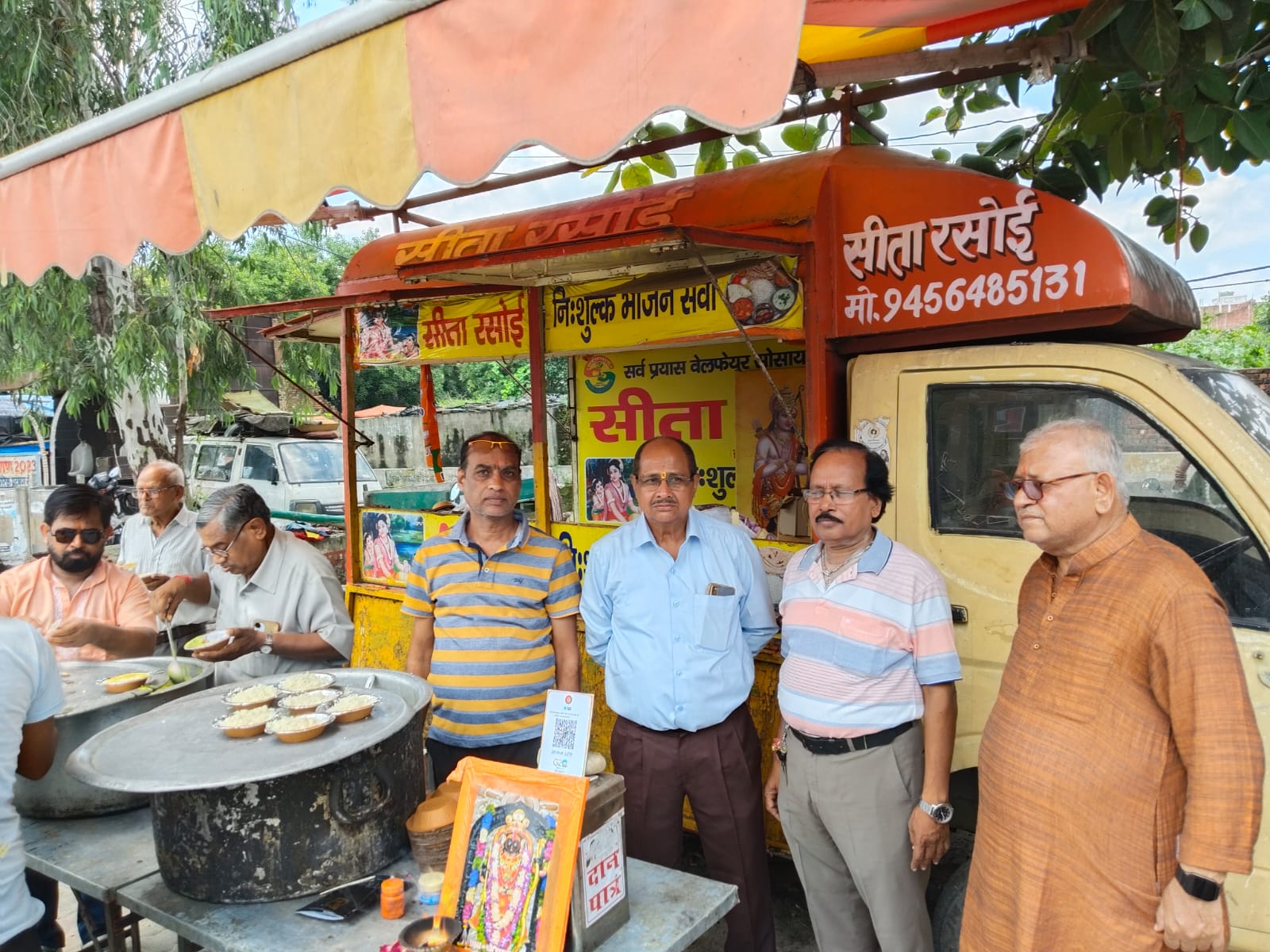 सर्व प्रयास सीता रसोई ट्रस्ट के पदाधिकारी सीता रसोई भोजन रथ से लोगों को कढ़ी चावल बांटते हुए। सर्व प्रयास सीता रसोई ट्रस्ट के पदाधिकारी सीता रसोई भोजन रथ से लोगों को कढ़ी चावल बांटते हुए।