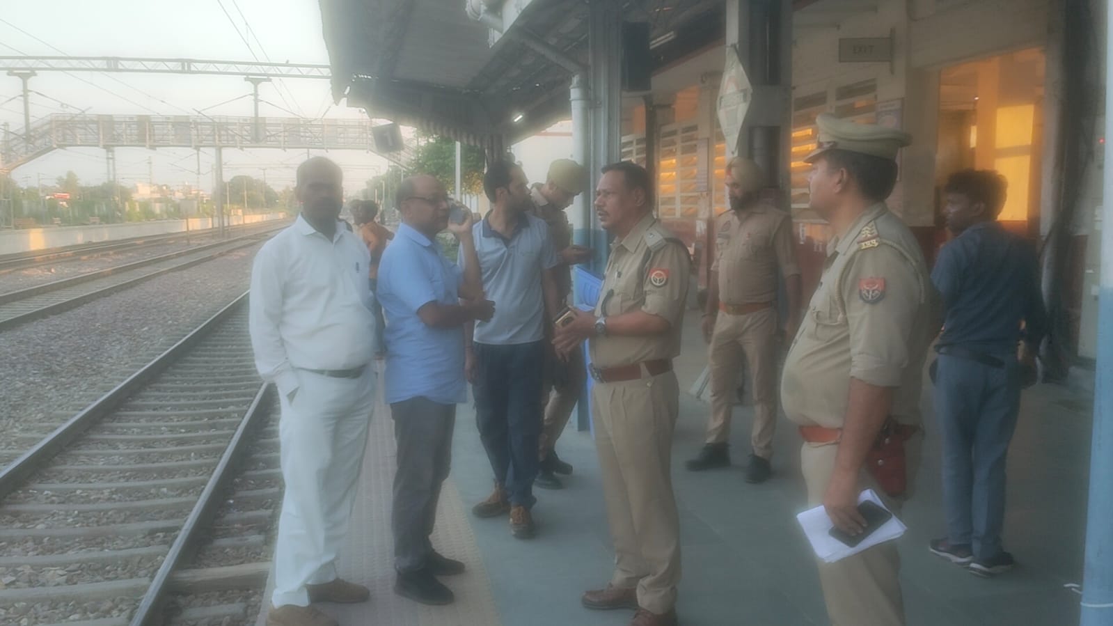 स्योहारा स्टेशन पर पहुंचे अधिकारी स्योहारा स्टेशन पर पहुंचे अधिकारी