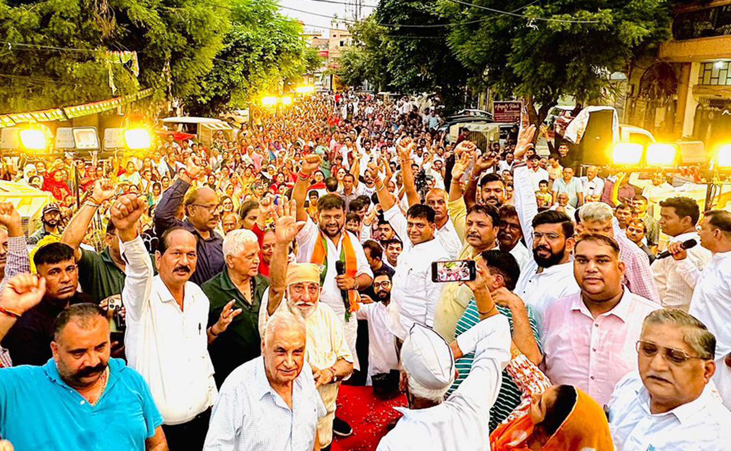 फोटो नंबर-06: गुरुग्राम के खांडसा रोड स्थित लक्ष्मी गार्डन में जनसंवाद कार्यक्रम में उमड़ी भीड़ का अभिवादन करते डा. डी.पी. गोयल व नवीन गोयल। फोटो नंबर-06: गुरुग्राम के खांडसा रोड स्थित लक्ष्मी गार्डन में जनसंवाद कार्यक्रम में उमड़ी भीड़ का अभिवादन करते डा. डी.पी. गोयल व नवीन गोयल।