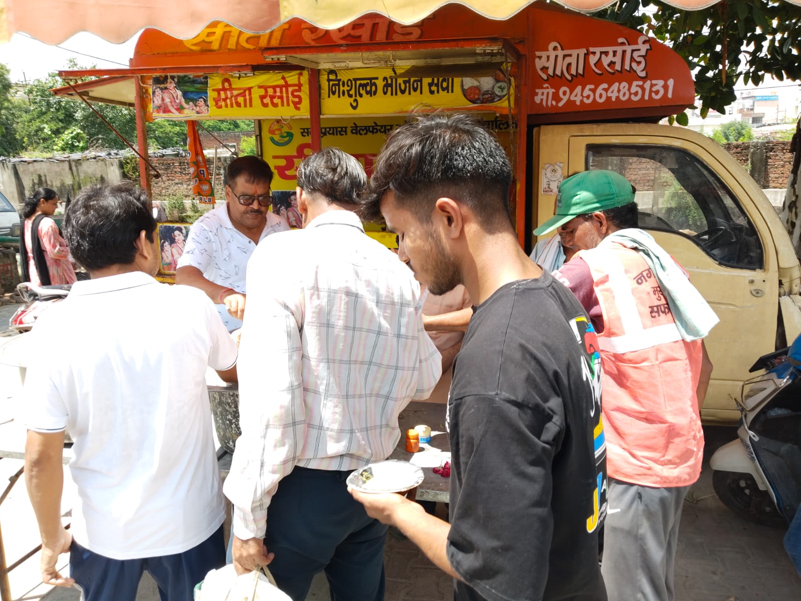 सर्व प्रयास सीता रसोई ट्रस्ट के पदाधिकारी सीता रसोई भोजन रथ से लोगों को कढ़ी चावल बांटते हुए। सर्व प्रयास सीता रसोई ट्रस्ट के पदाधिकारी सीता रसोई भोजन रथ से लोगों को कढ़ी चावल बांटते हुए।