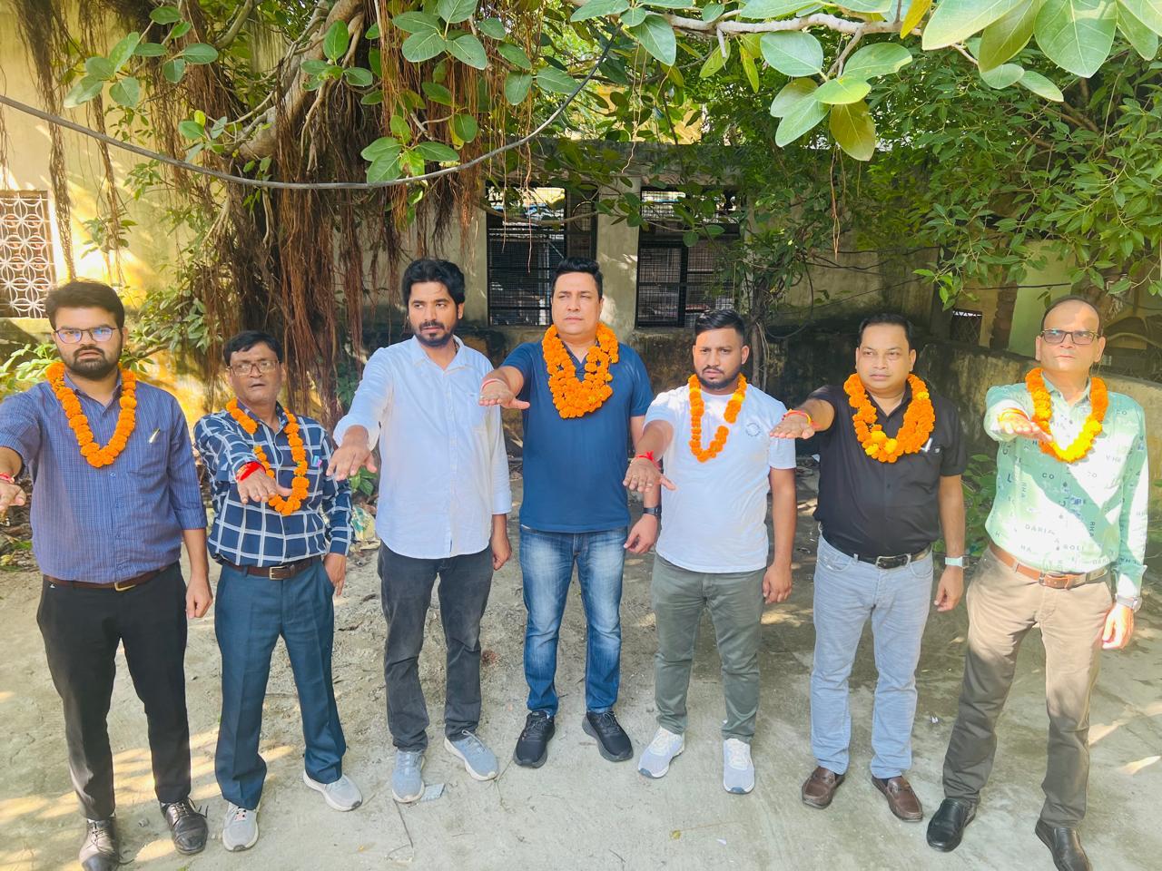 शपथ ग्रहण करते उप्र मिनिस्टीरियल कलेक्ट्रेट कर्मचारी संघ के नवनिर्वाचित पदाधिकारी। शपथ ग्रहण करते उप्र मिनिस्टीरियल कलेक्ट्रेट कर्मचारी संघ के नवनिर्वाचित पदाधिकारी।