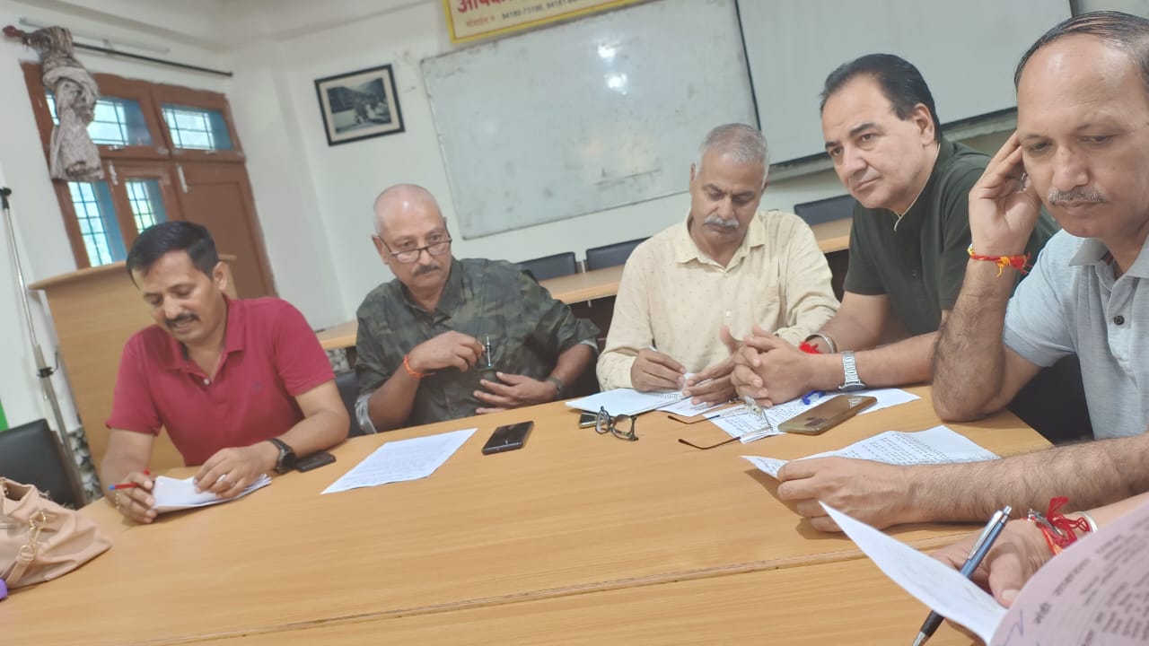 मंडी साक्षरता एवं जन विकाससमिति की साधारण सभा की बैठक में भाग लेते सदस्य। मंडी साक्षरता एवं जन विकाससमिति की साधारण सभा की बैठक में भाग लेते सदस्य।