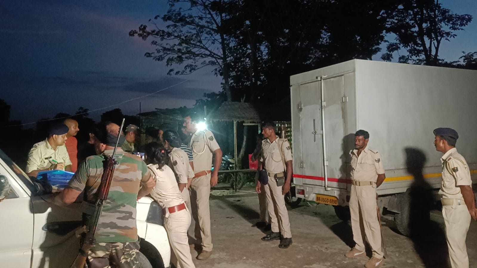 अररिया फोटो:मद्य निषेध विभाग की टीम अररिया फोटो:मद्य निषेध विभाग की टीम