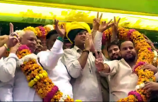 जना सभा के दौरान पूर्व उपमुख्यमंत्री दुष्यंत चौटाला का स्वागत करते हुए कार्यकर्ता। जना सभा के दौरान पूर्व उपमुख्यमंत्री दुष्यंत चौटाला का स्वागत करते हुए कार्यकर्ता।