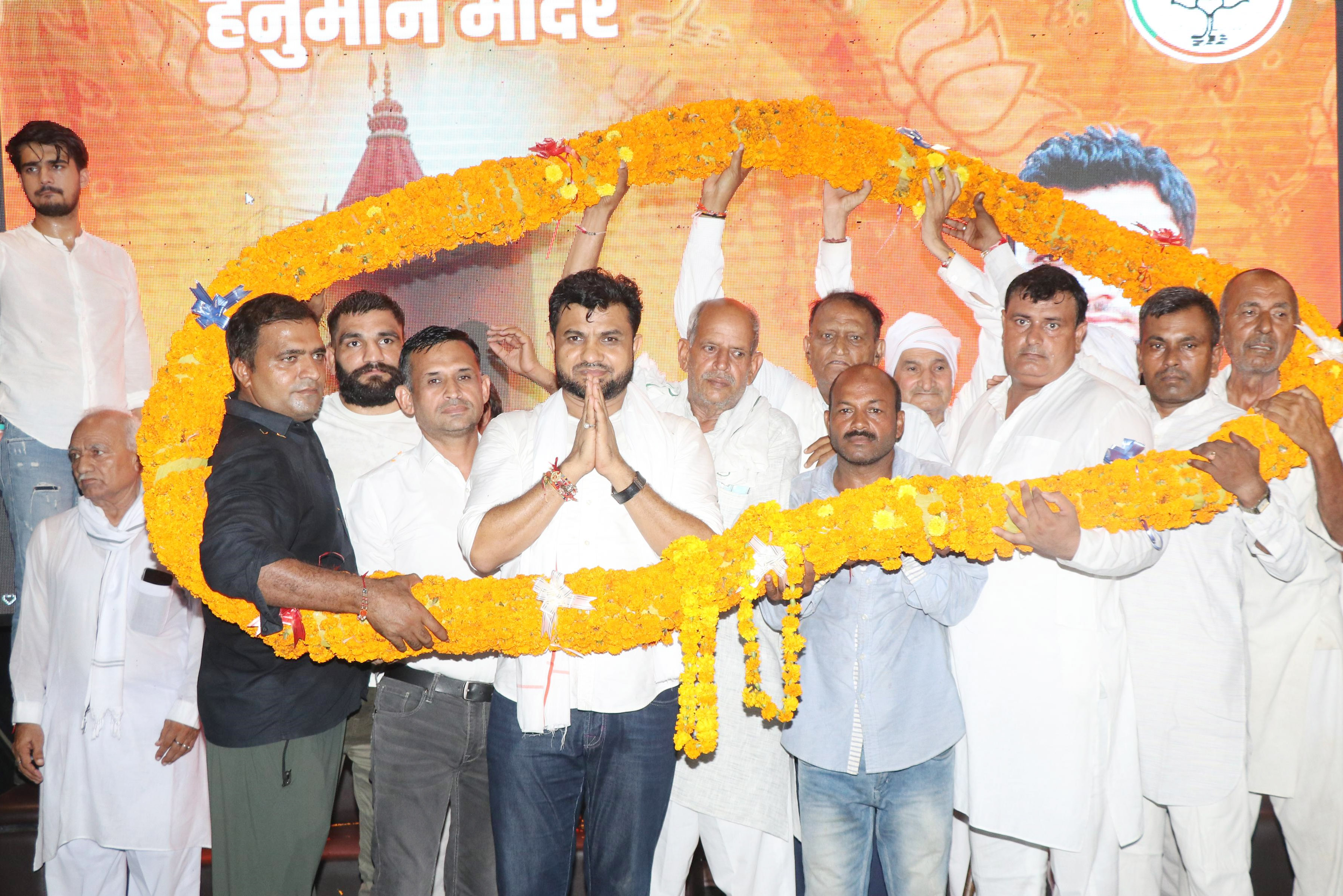 25 Snp-6, 6A     सोनीपत: भाजपा युवा नेता देवेंद्र कादियान         का स्वागत करते हुए ग्रामीण