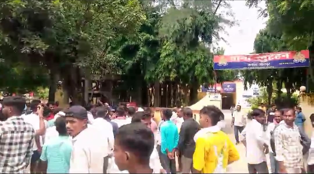 नाबालिक से रेप पुलिस की कार्यशाली से नाराज ग्रामीणों ने थाने का किया घेराव नाबालिक से रेप पुलिस की कार्यशाली से नाराज ग्रामीणों ने थाने का किया घेराव