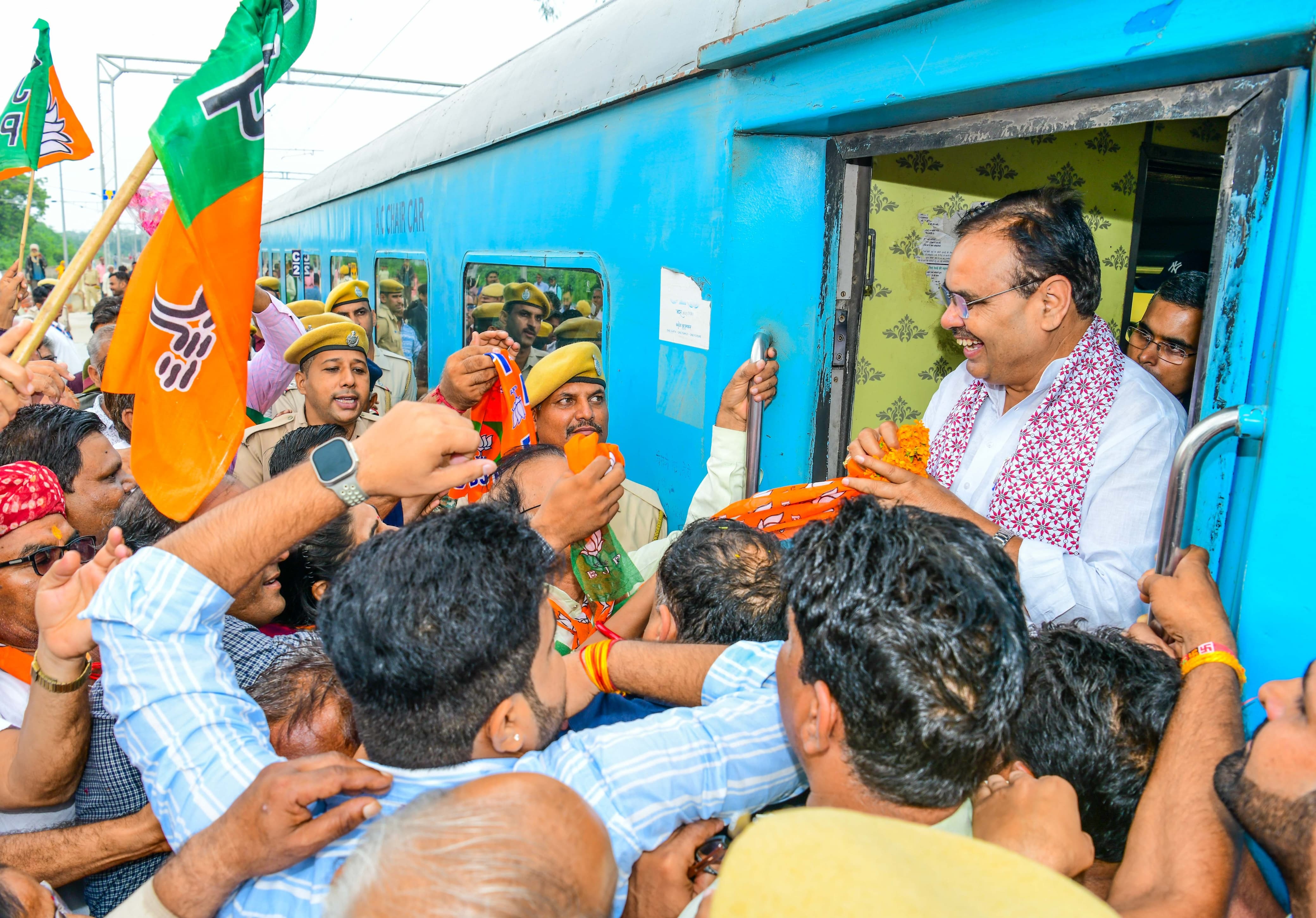 मुख्यमंत्री का स्थानीय लोगों ने भव्य स्वागत किया। मुख्यमंत्री का स्थानीय लोगों ने भव्य स्वागत किया।