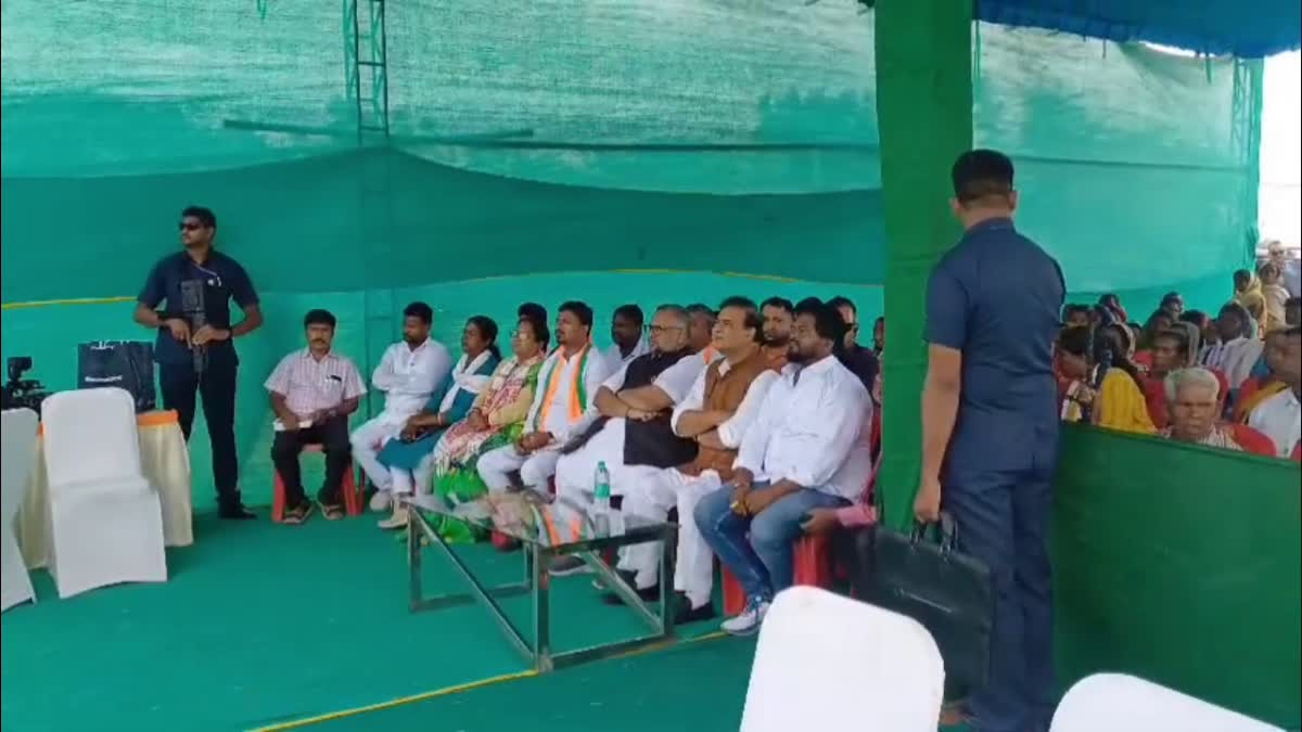 असम के मुख्यमंत्री रांची में प्रधानमंत्र मोदी के मन की बात कार्यक्रम को सुनते हुए असम के मुख्यमंत्री रांची में प्रधानमंत्र मोदी के मन की बात कार्यक्रम को सुनते हुए