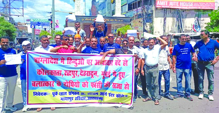 रैली निकालते हुए रैली निकालते हुए