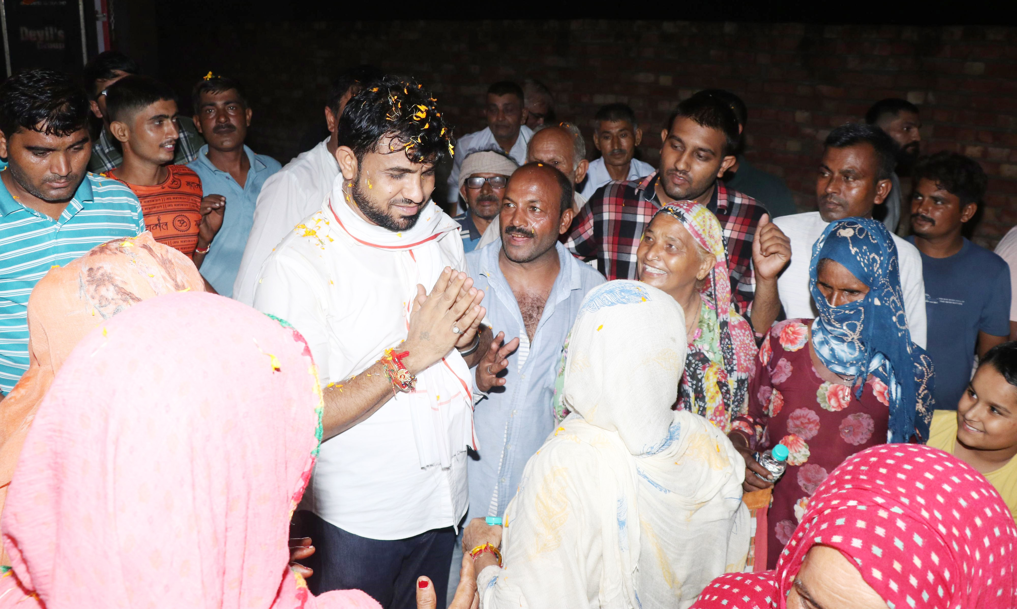 25 Snp-6, 6A     सोनीपत: भाजपा युवा नेता देवेंद्र कादियान         का स्वागत करते हुए ग्रामीण