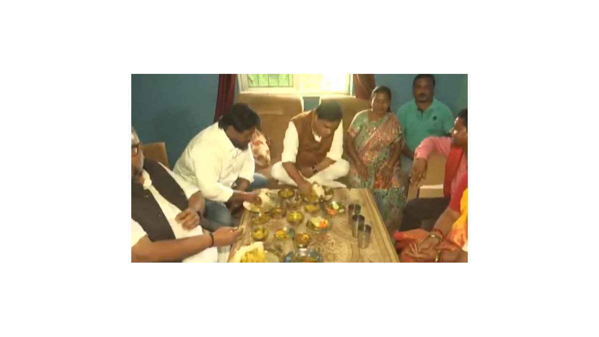 असम के मुख्यमंत्री एक कार्यकर्ता के घर खाना खाते हुए असम के मुख्यमंत्री एक कार्यकर्ता के घर खाना खाते हुए