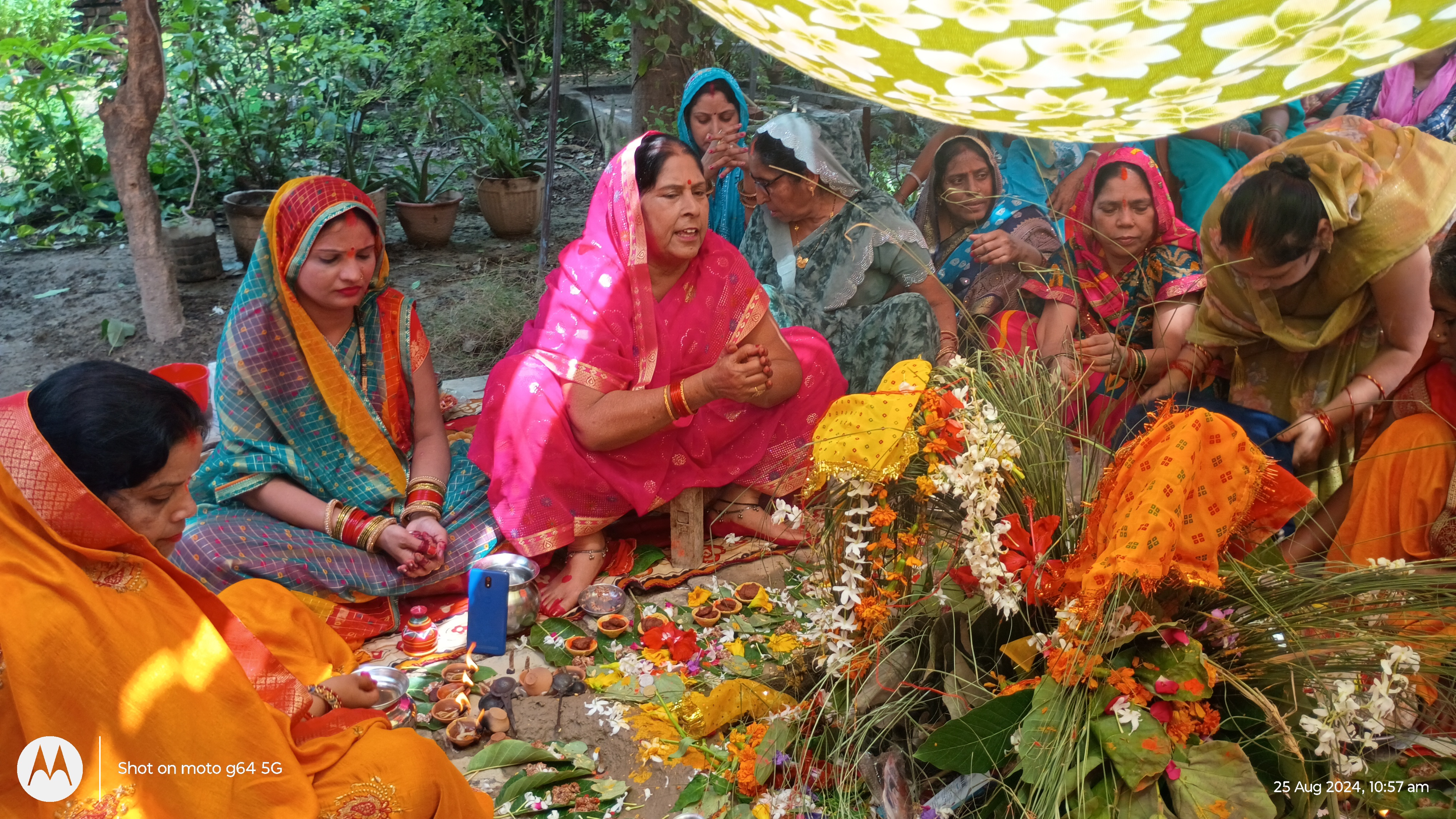 महिलाओं ने धूम धाम से किया ललही छठ माता का पूजन पुत्रों के लिए की जाती है विशेष पूजा महिलाओं ने धूम धाम से किया ललही छठ माता का पूजन पुत्रों के लिए की जाती है विशेष पूजा