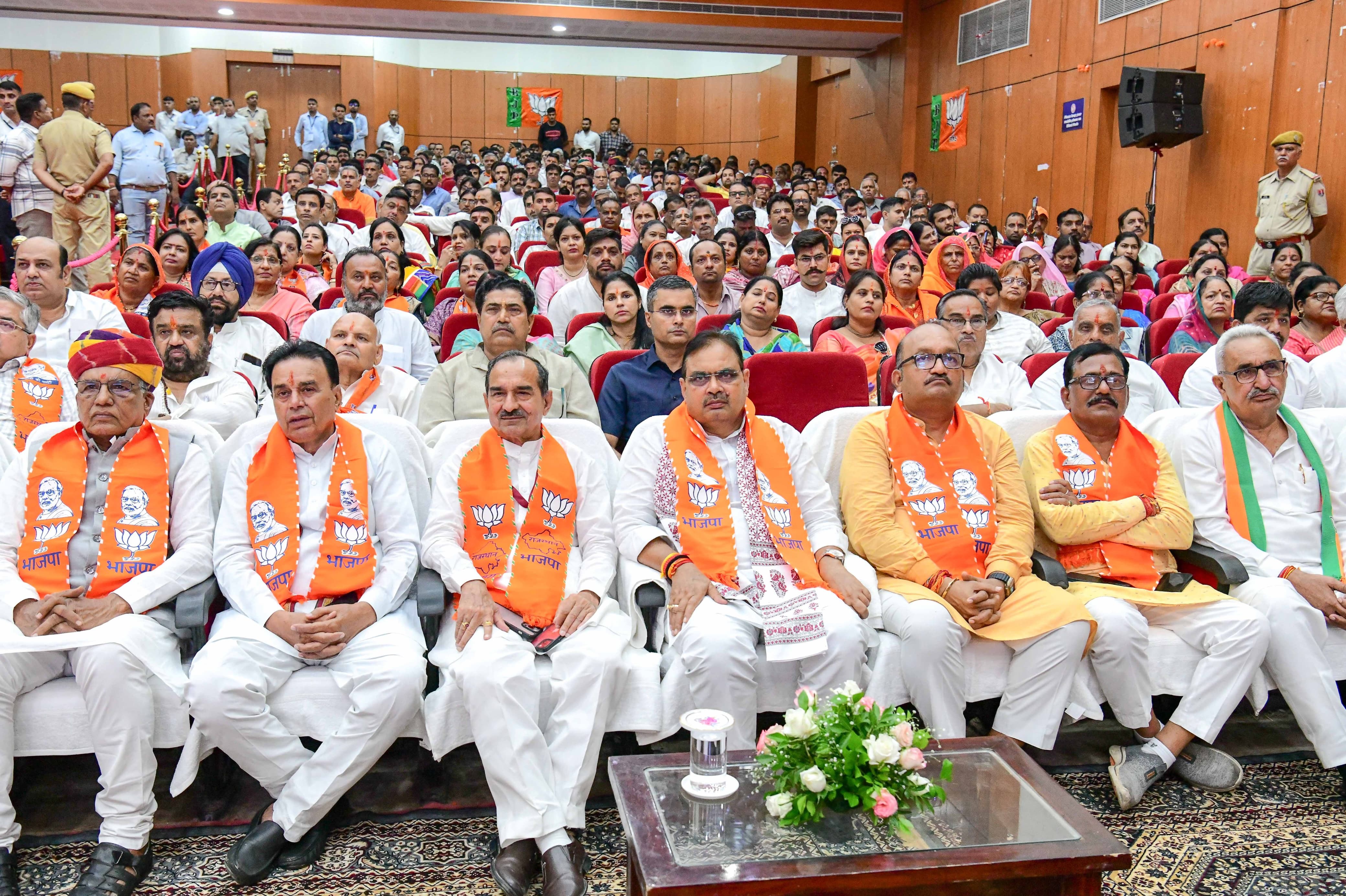 जोधपुर के एसएन मेडिकल कॉलेज सभागार में आमजन के साथ प्रधानमंत्री के सम्बोधन को सुनते मुख्यमंत्री। जोधपुर के एसएन मेडिकल कॉलेज सभागार में आमजन के साथ प्रधानमंत्री के सम्बोधन को सुनते मुख्यमंत्री।