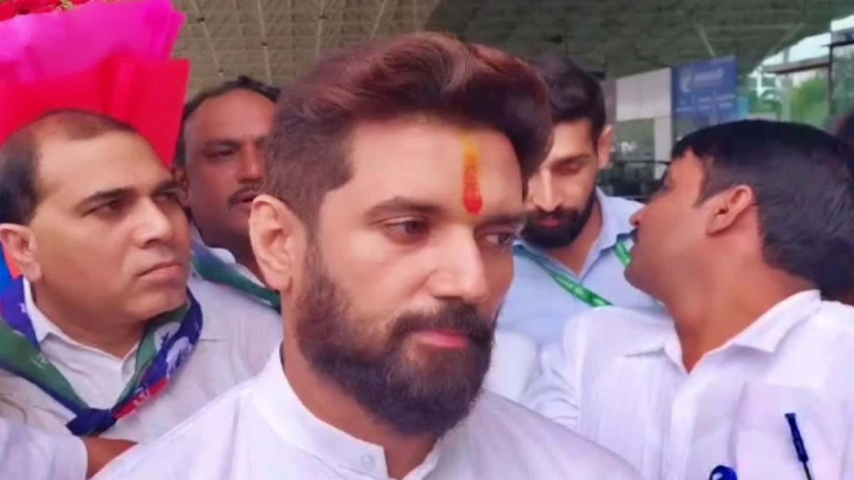 रांची एयरपाेटर् पर पत्रकाराें से बातचीत करते केन्द्रीय मंत्री चिराग पासवान रांची एयरपाेटर् पर पत्रकाराें से बातचीत करते केन्द्रीय मंत्री चिराग पासवान
