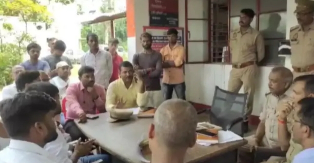थाने में मौजूद हिन्दू नेता थाने में मौजूद हिन्दू नेता