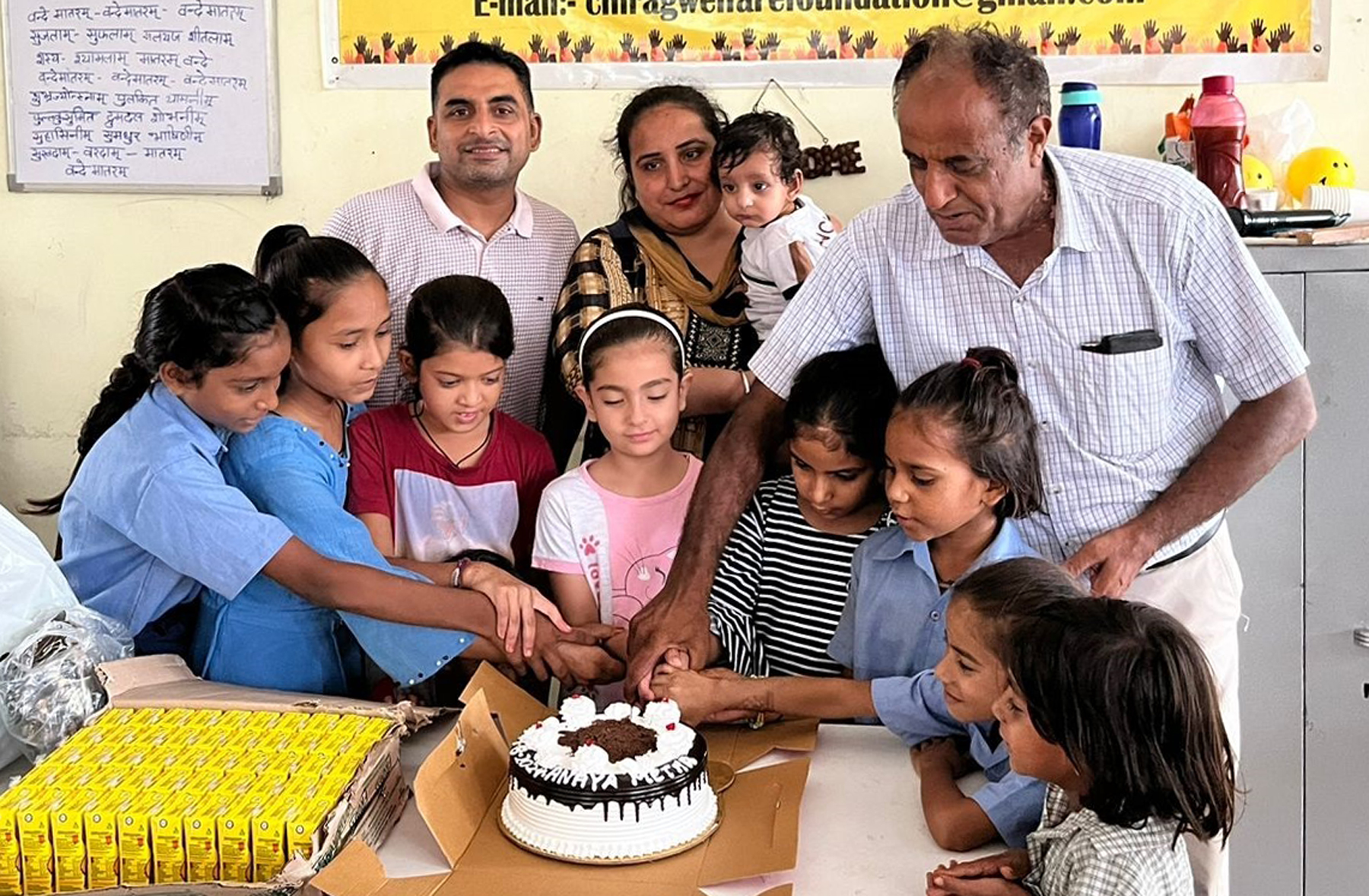 फोटो नंबर-05: अपने जन्मदिन पर जरूरतमंद बच्चों के साथ केक काटती बच्ची अनाया। फोटो नंबर-05: अपने जन्मदिन पर जरूरतमंद बच्चों के साथ केक काटती बच्ची अनाया।