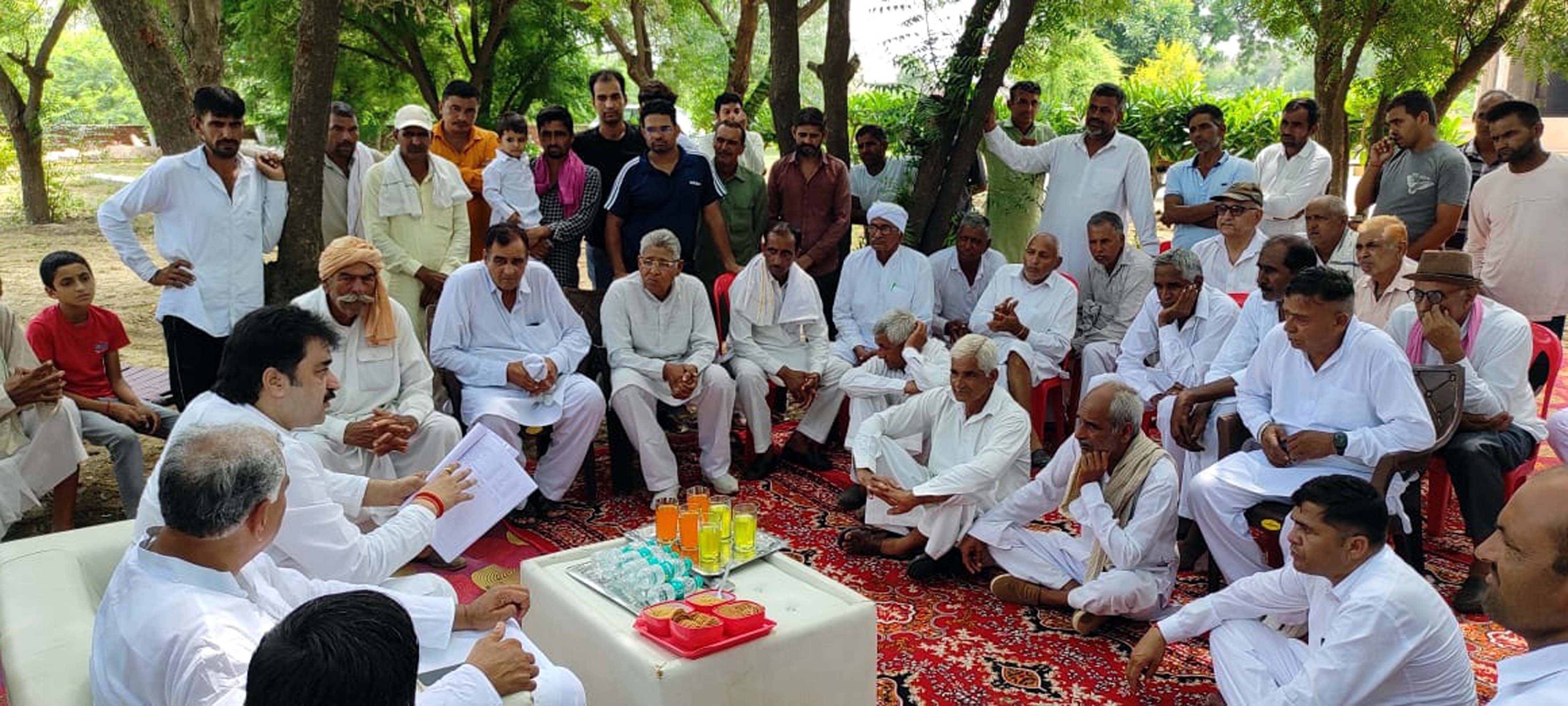 गांवों में कार्यकर्ताओं से बातचीत करते हुए कुलदीप बिश्नोई। गांवों में कार्यकर्ताओं से बातचीत करते हुए कुलदीप बिश्नोई।