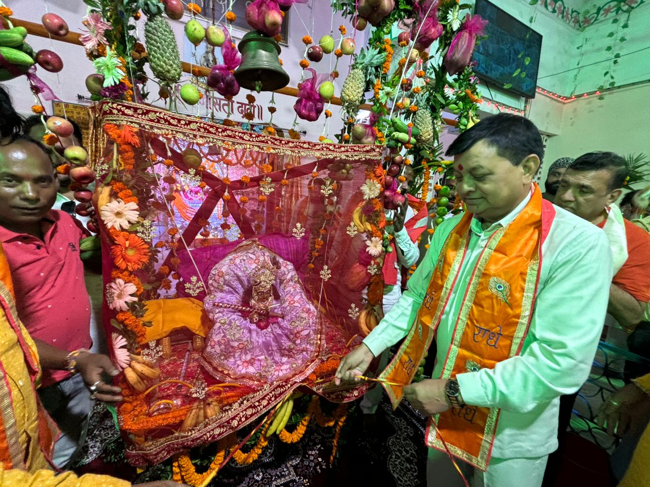 भगवान श्रीकृष्ण को पालने पर झुलाया भगवान श्रीकृष्ण को पालने पर झुलाया