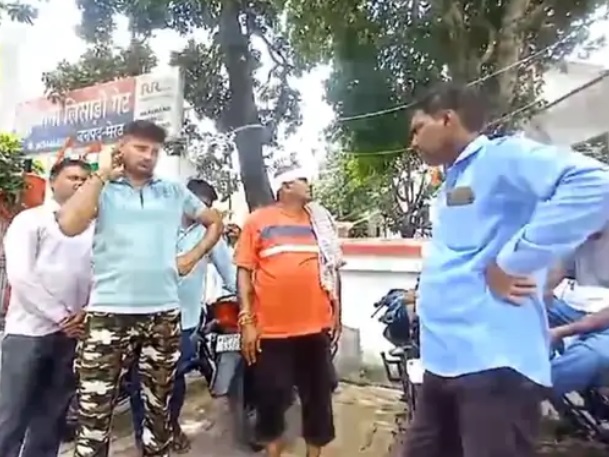 थाने में पहुंचे पीड़ित थाने में पहुंचे पीड़ित