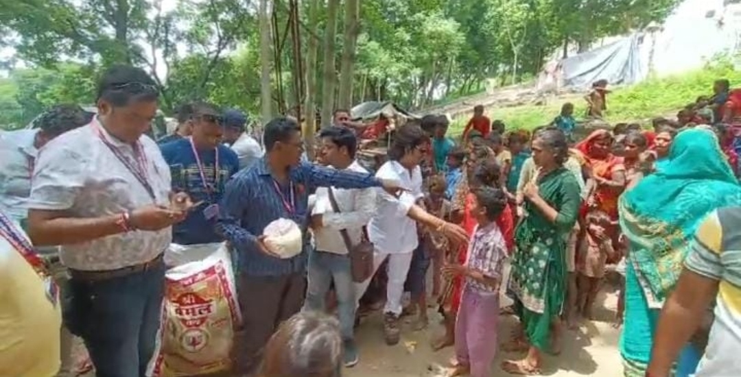 राशन बांटते लोग राशन बांटते लोग