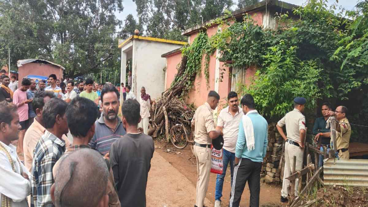 भाजपा समर्थित युवा सरपंच की  हत्या गांव में जुटी भीड़