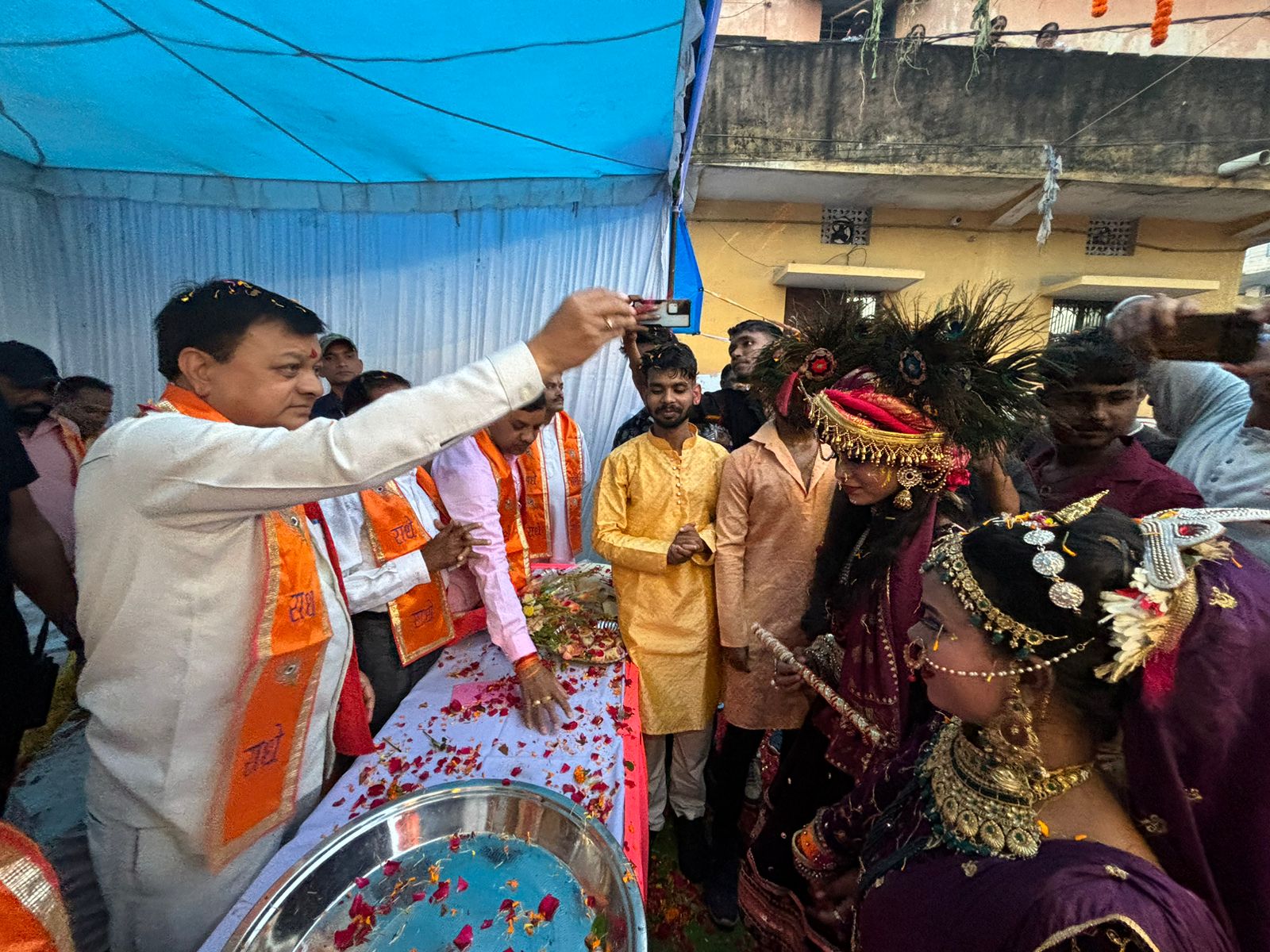 शोभायात्रा पर मंत्री श्री देवांगन ने बरसाए फूल, भगवान श्रीकृष्ण को पालने पर झुलाया शोभायात्रा पर मंत्री श्री देवांगन ने बरसाए फूल, भगवान श्रीकृष्ण को पालने पर झुलाया