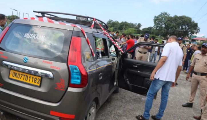 घटनास्थल पर जांच पड़ताल करती फॉरेंसिक टीम व पुलिस। घटनास्थल पर जांच पड़ताल करती फॉरेंसिक टीम व पुलिस।