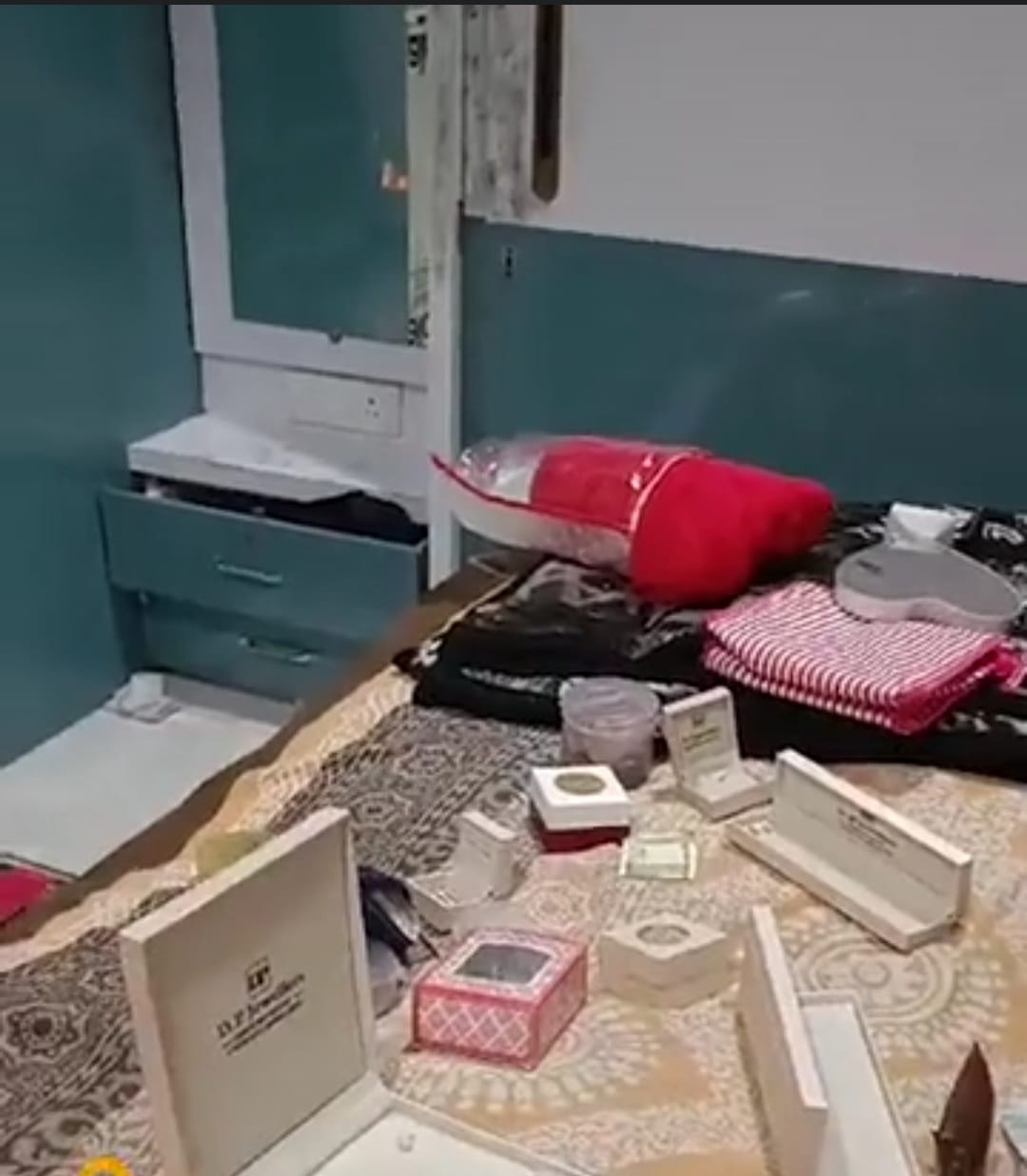 लाखों के जेवरात और नकदी चोरी लाखों के जेवरात और नकदी चोरी