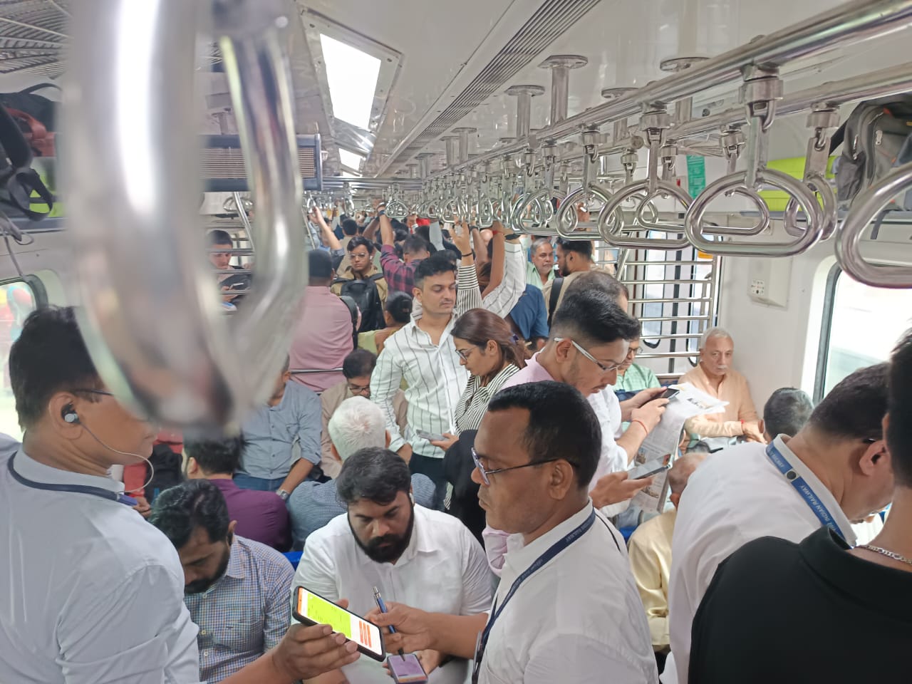 अभियान के दौरान टिकट जांच करते हुए। अभियान के दौरान टिकट जांच करते हुए।
