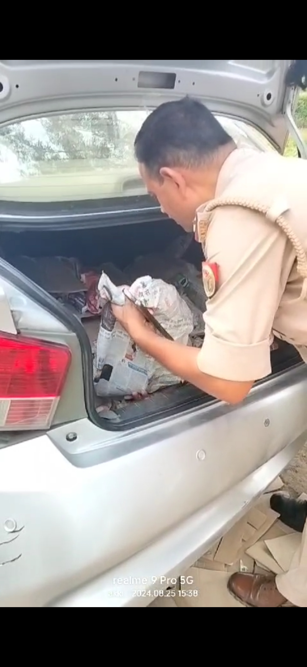 क्षतिग्रस्त कार की डिग्गी में रखी अवैध अंग्रेजी शराब क्षतिग्रस्त कार की डिग्गी में रखी अवैध अंग्रेजी शराब