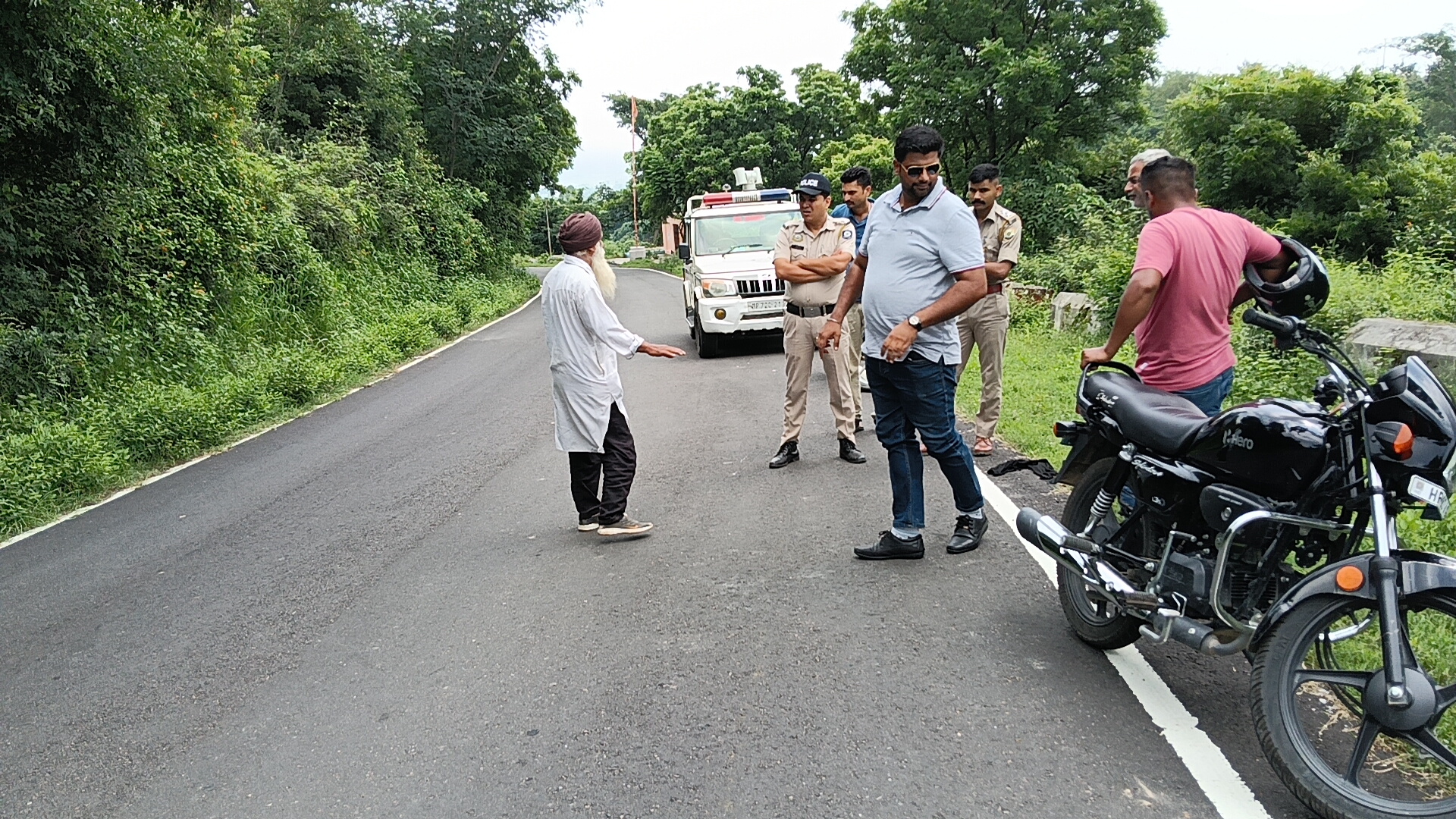 मामले की जांच करती पुलिस। मामले की जांच करती पुलिस।