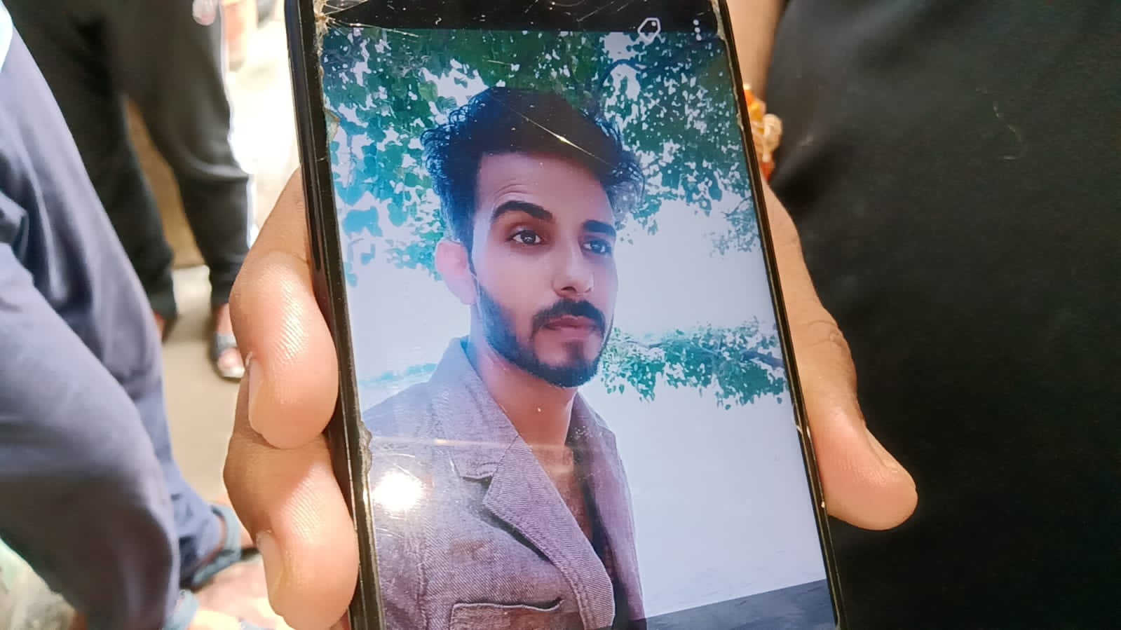 मृत युवक की फाइल फोटो,परिजनों से पूछताछ करती पुलिस: फोटो बच्चा गुप्ता मृत युवक की फाइल फोटो,परिजनों से पूछताछ करती पुलिस: फोटो बच्चा गुप्ता