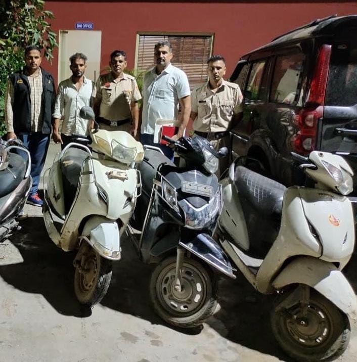 पुलिस द्वारा गिरफ्तार किया गया आरोपी पुलिस द्वारा गिरफ्तार किया गया आरोपी