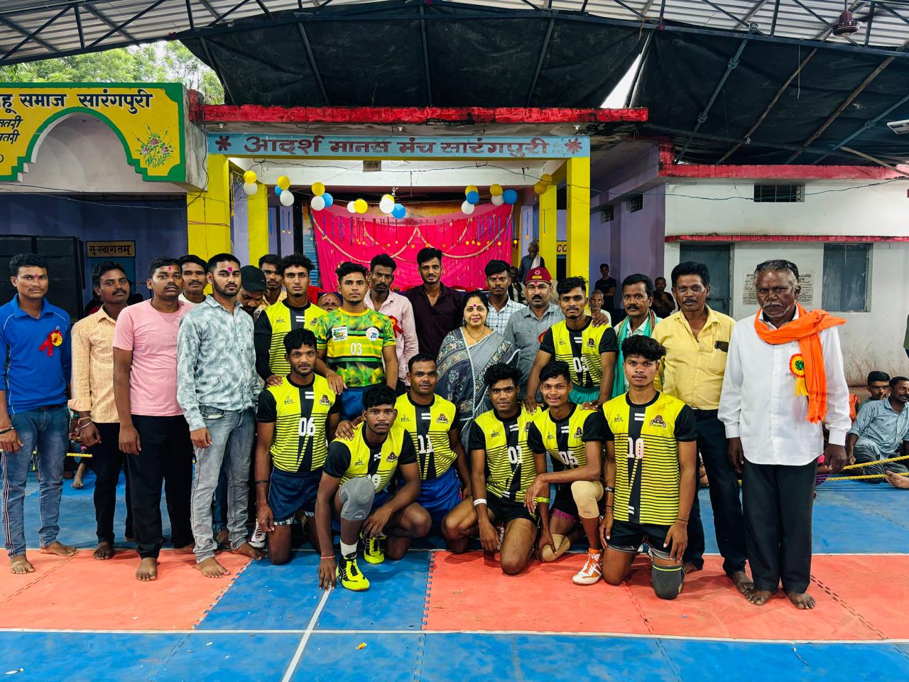 सारंगपुरी में आयोजित कबड्डी प्रतियोगिता के समापन पर जिपं सदस्य कविता बाबर के साथ समूह में खड़े हुए आयोजक व अन्य। सारंगपुरी में आयोजित कबड्डी प्रतियोगिता के समापन पर जिपं सदस्य कविता बाबर के साथ समूह में खड़े हुए आयोजक व अन्य।