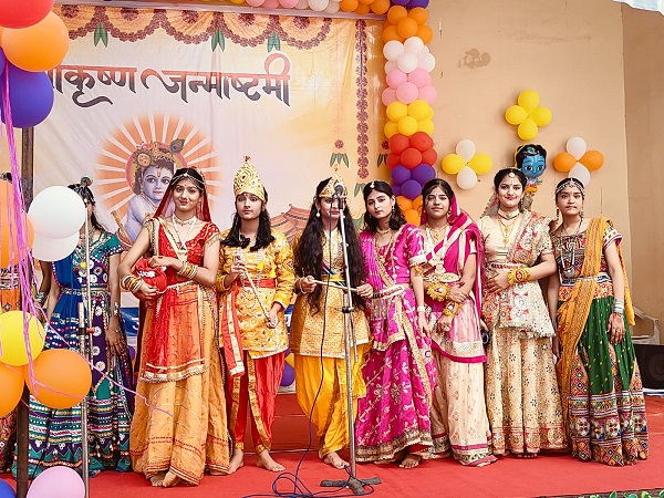 जन्माष्टमी मनाते हुए स्कूली छात्रों ने भगवान कृष्ण के रूप और नृत्य नाटिका के माध्यम से प्रस्तुति दी