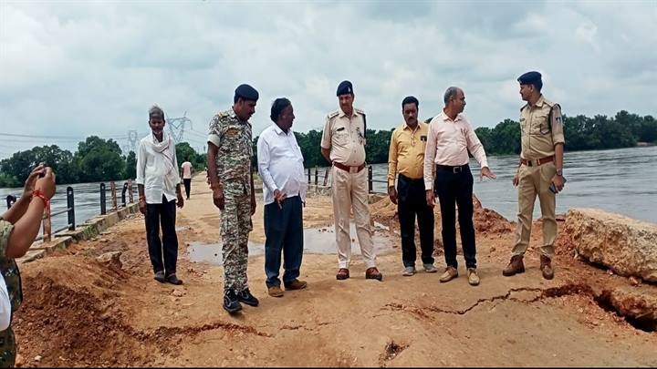 ग्वालियरः सिंध नदी से होकर गुजर रहे लोहारी-बरगौर मार्ग को एहतियातन कराया बंद ग्वालियरः सिंध नदी से होकर गुजर रहे लोहारी-बरगौर मार्ग को एहतियातन कराया बंद