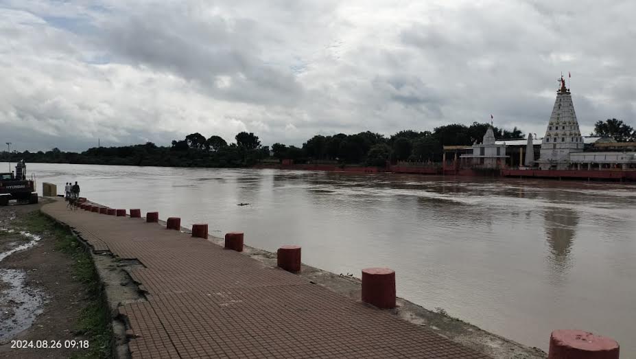 लगातार बारिश से शिवना नदी में आया उफान, तैलिया तालाब भी भराया